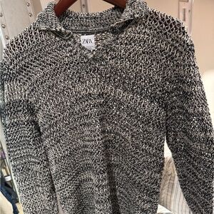 Zara Men's V-Neck Sweater in Black and White